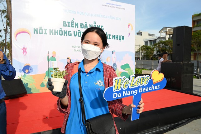Ra quân 'Biển Đà Nẵng - Nói không với rác thải nhựa'