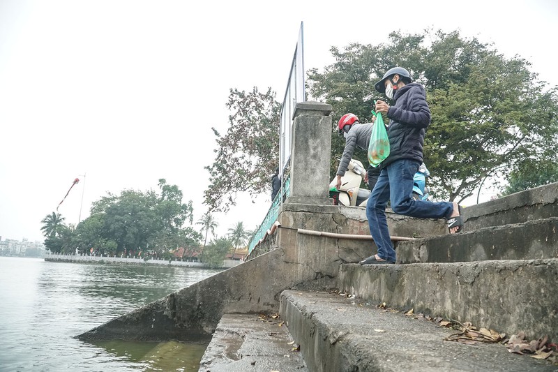 Người dân Hà Nội tấp nập thả cá phóng sinh ngày ông Công ông Táo