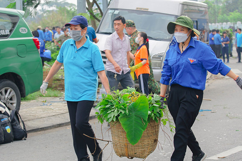 Hàng trăm bạn trẻ “khoác áo mới” cho Rạch Xuyên Tâm