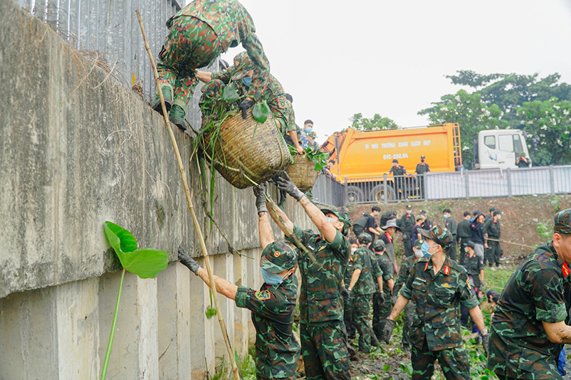 Hàng trăm bạn trẻ “khoác áo mới” cho Rạch Xuyên Tâm
