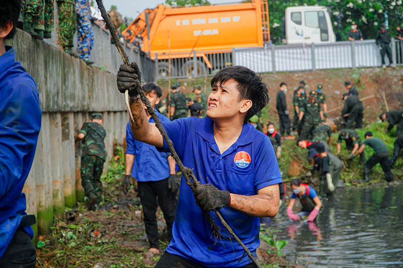 Hàng trăm bạn trẻ “khoác áo mới” cho Rạch Xuyên Tâm