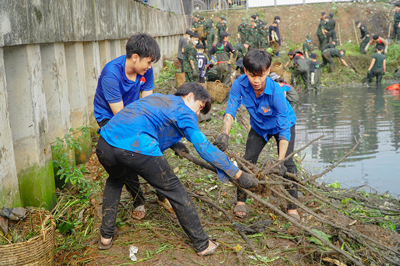 Hàng trăm bạn trẻ “khoác áo mới” cho Rạch Xuyên Tâm