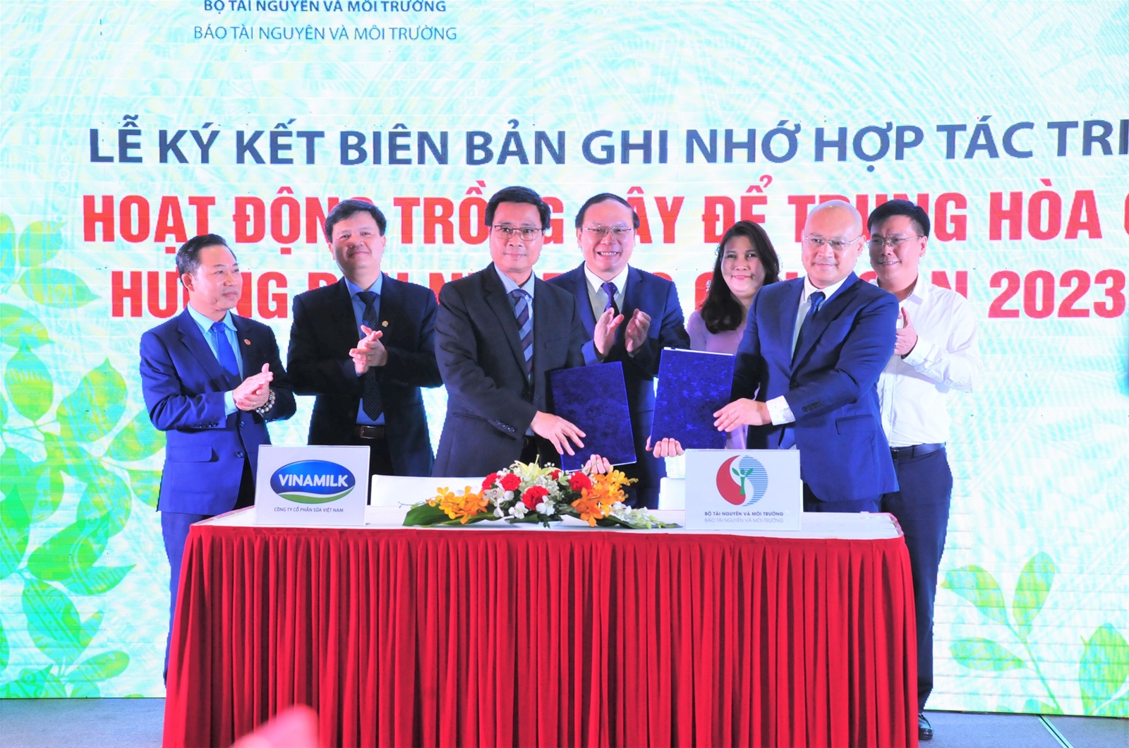 Báo TN&MT - Công ty CP Sữa Việt Nam Vinamilk: Ký kết Biên bản ghi nhớ hợp tác trồng cây để trung hòa Carbon hướng đến Net Zero giai đoạn 2023 - 2027