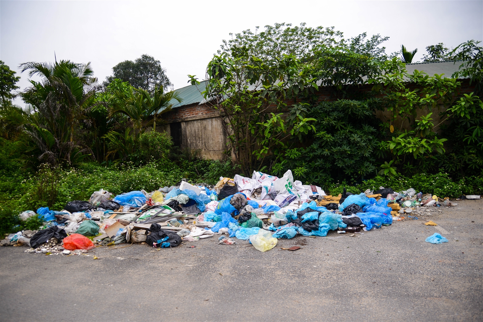 Tái diễn tình trạng đổ trộm rác thải xây dựng tại quận Hà Đông