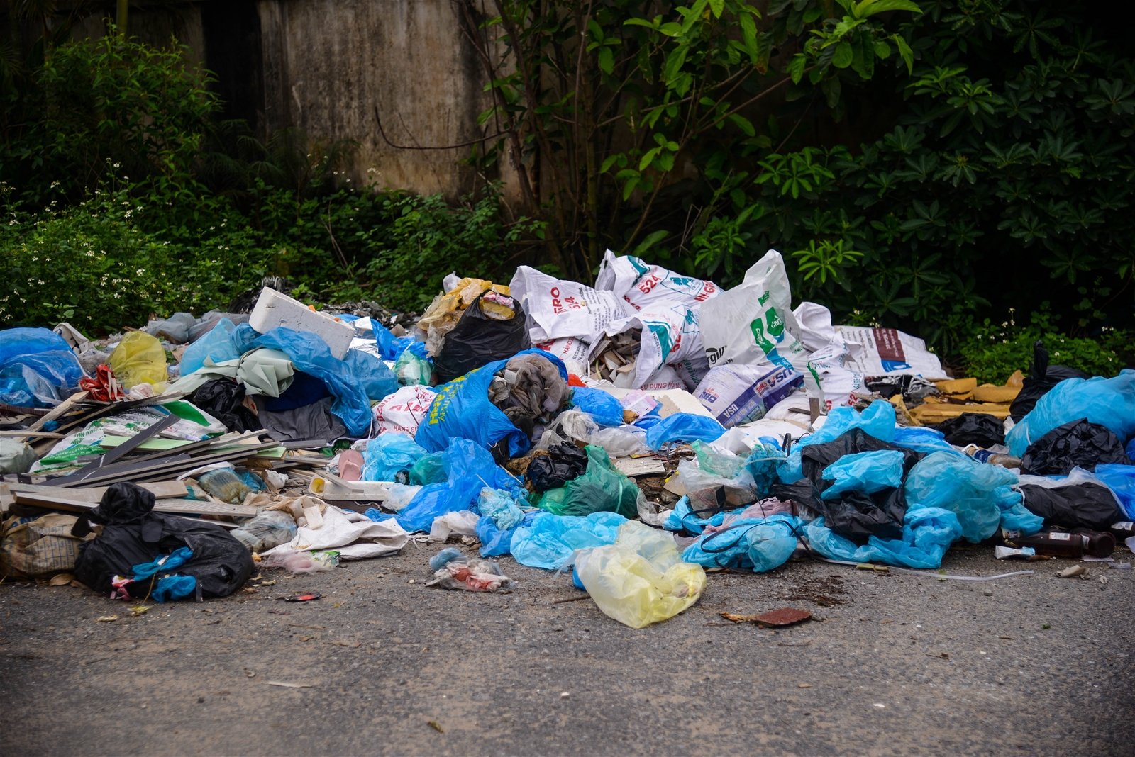 Tái diễn tình trạng đổ trộm rác thải xây dựng tại quận Hà Đông