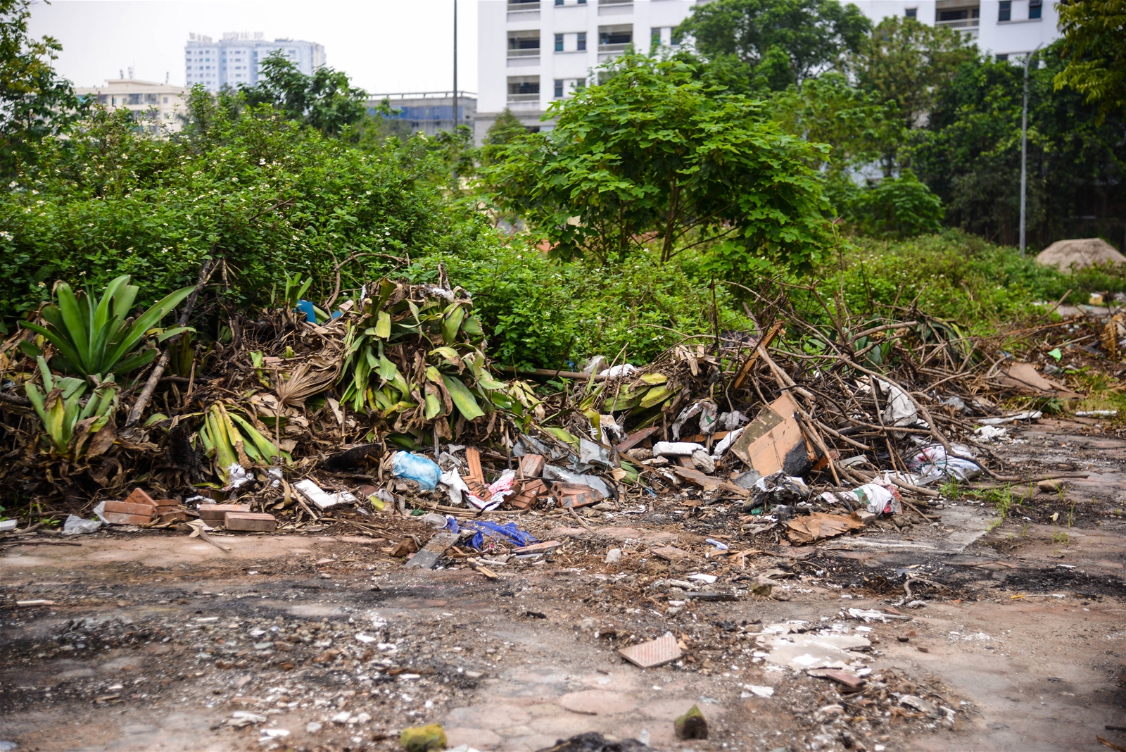 Tái diễn tình trạng đổ trộm rác thải xây dựng tại quận Hà Đông