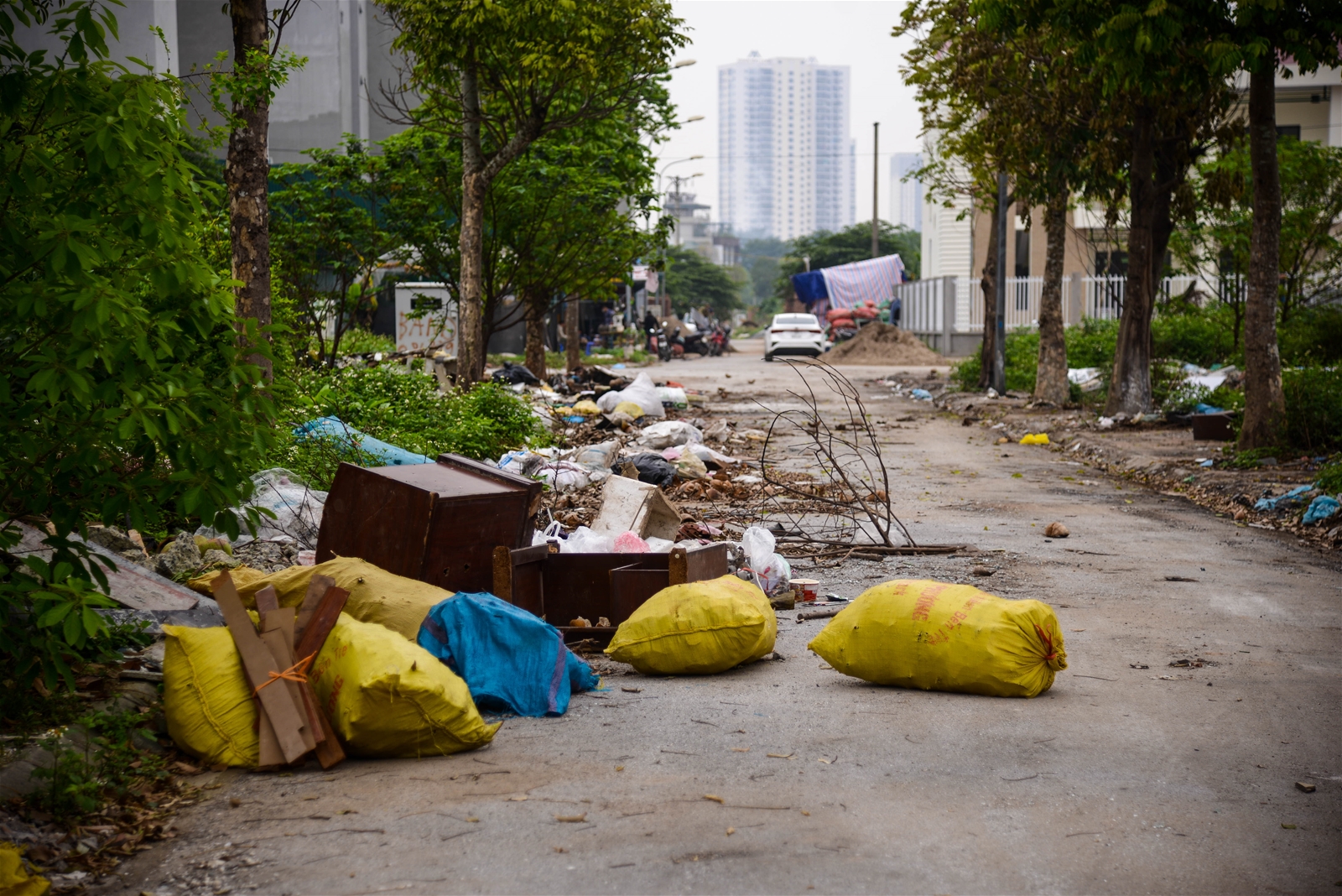 Tái diễn tình trạng đổ trộm rác thải xây dựng tại quận Hà Đông