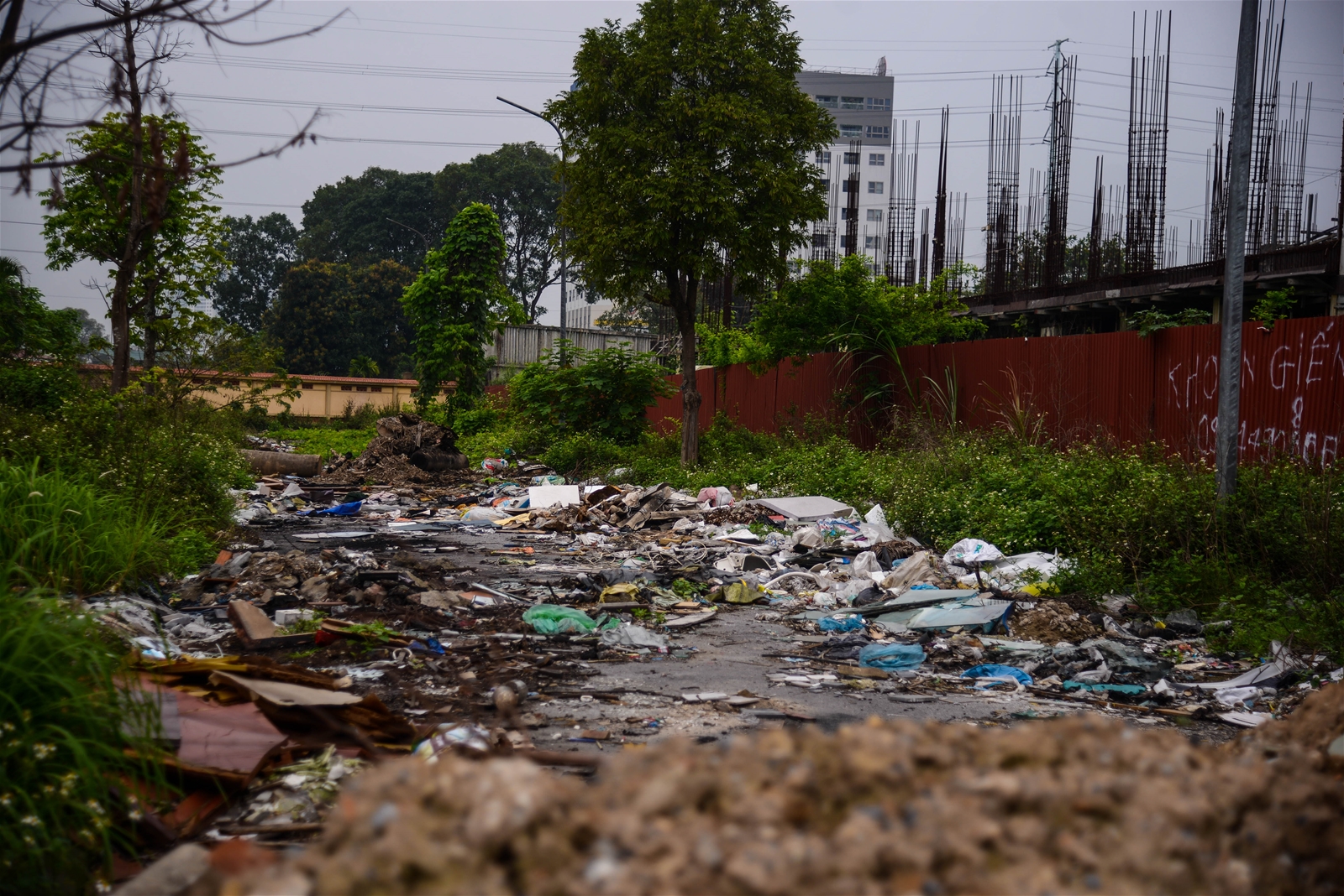 Tái diễn tình trạng đổ trộm rác thải xây dựng tại quận Hà Đông