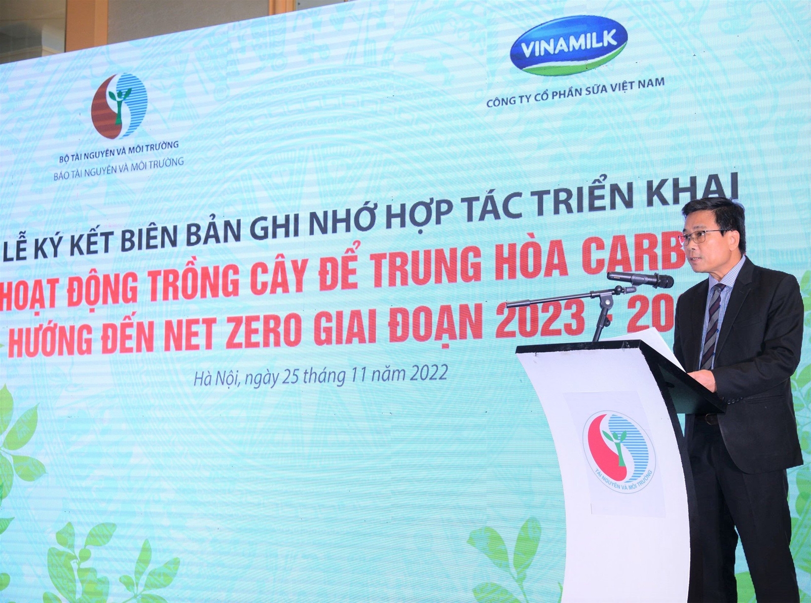 Báo TN&MT - Công ty CP Sữa Việt Nam Vinamilk: Ký kết Biên bản ghi nhớ hợp tác trồng cây để trung hòa Carbon hướng đến Net Zero giai đoạn 2023 - 2027