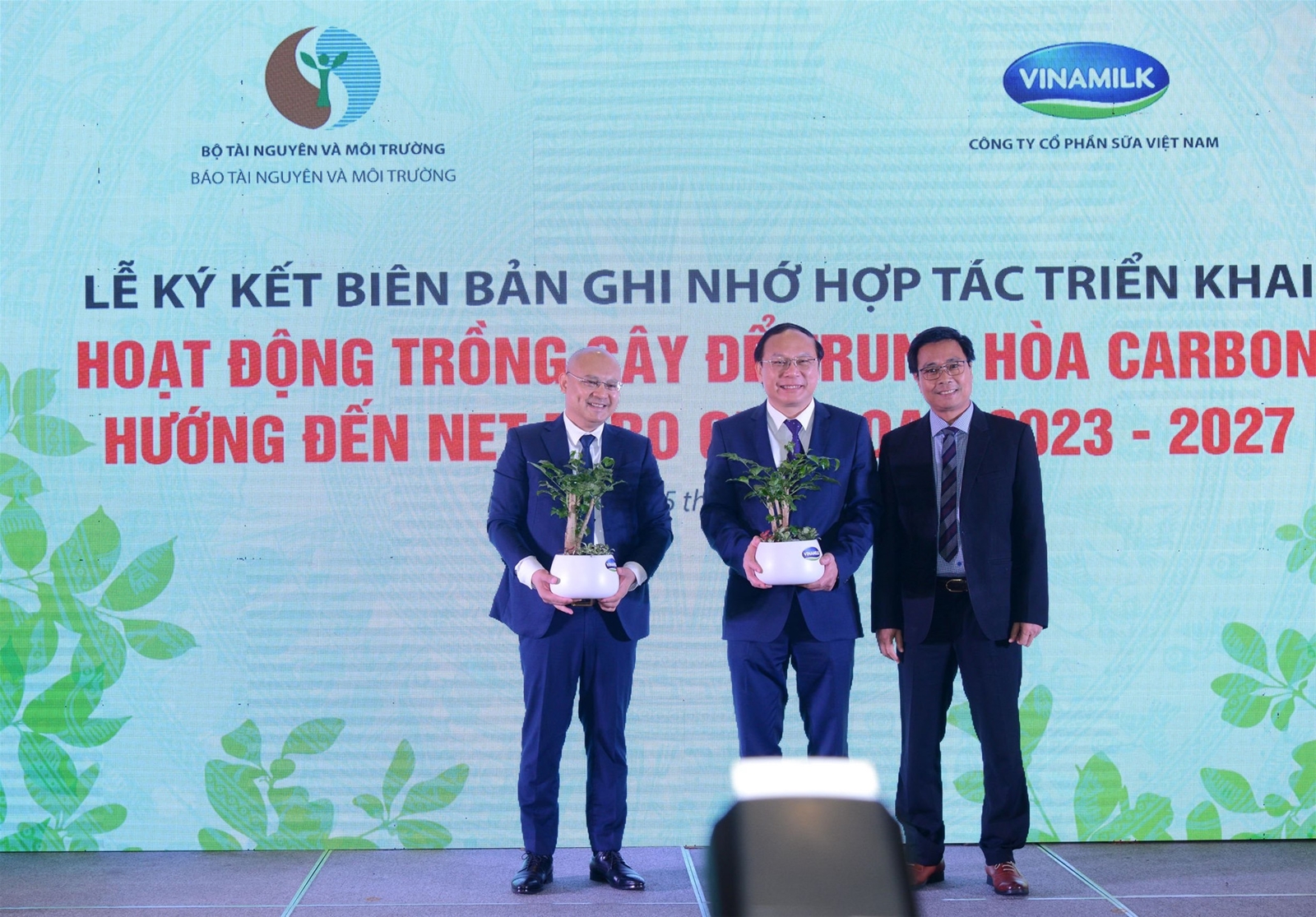 Báo TN&MT - Công ty CP Sữa Việt Nam Vinamilk: Ký kết Biên bản ghi nhớ hợp tác trồng cây để trung hòa Carbon hướng đến Net Zero giai đoạn 2023 - 2027