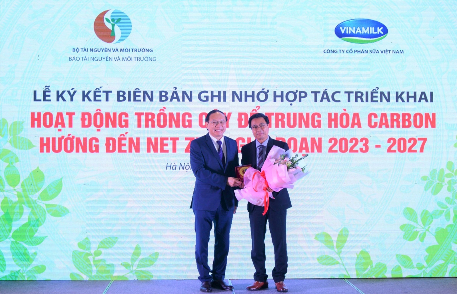 Báo TN&MT - Công ty CP Sữa Việt Nam Vinamilk: Ký kết Biên bản ghi nhớ hợp tác trồng cây để trung hòa Carbon hướng đến Net Zero giai đoạn 2023 - 2027