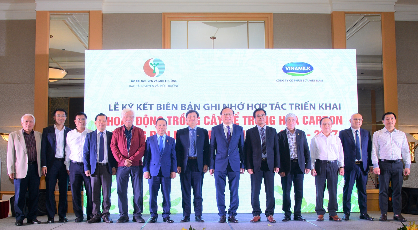 Báo TN&MT - Công ty CP Sữa Việt Nam Vinamilk: Ký kết Biên bản ghi nhớ hợp tác trồng cây để trung hòa Carbon hướng đến Net Zero giai đoạn 2023 - 2027