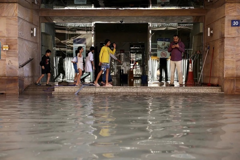 Thành phố sa mạc Dubai ‘đóng băng’ suốt cả tuần vì mưa lớn chưa từng thấy