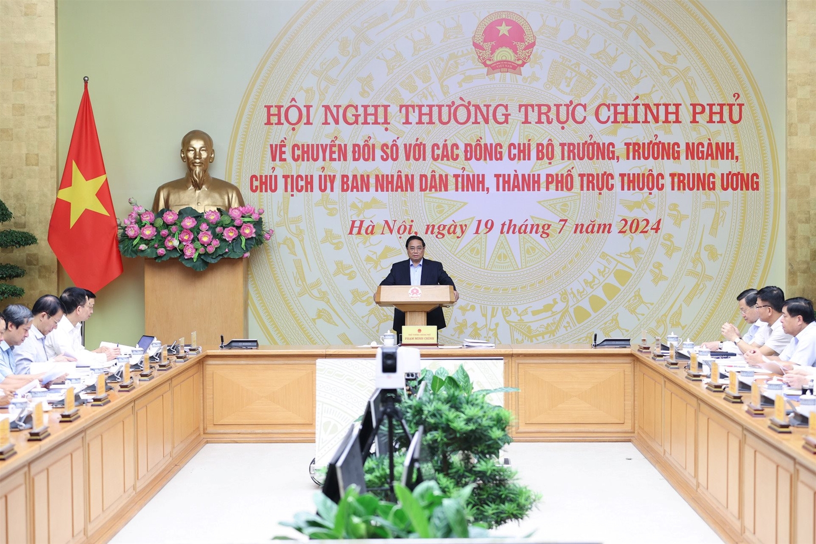 Chủ động phối hợp với Bộ Tài nguyên và Môi trường để xây dựng, hoàn thiện, kết nối, tích hợp với cơ sở dữ liệu quốc gia về đất đai