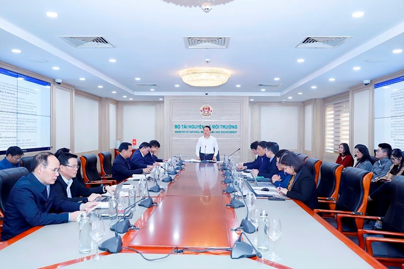 Bộ trưởng Đỗ Đức Duy nghe báo cáo về tiêu chí môi trường và kế hoạch triển khai kinh tế tuần hoàn