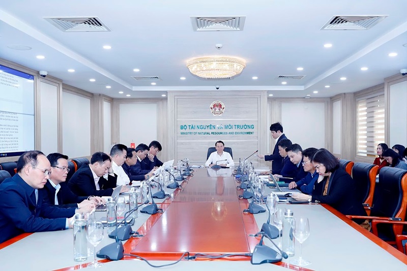 Bộ trưởng Đỗ Đức Duy nghe báo cáo về tiêu chí môi trường và kế hoạch triển khai kinh tế tuần hoàn