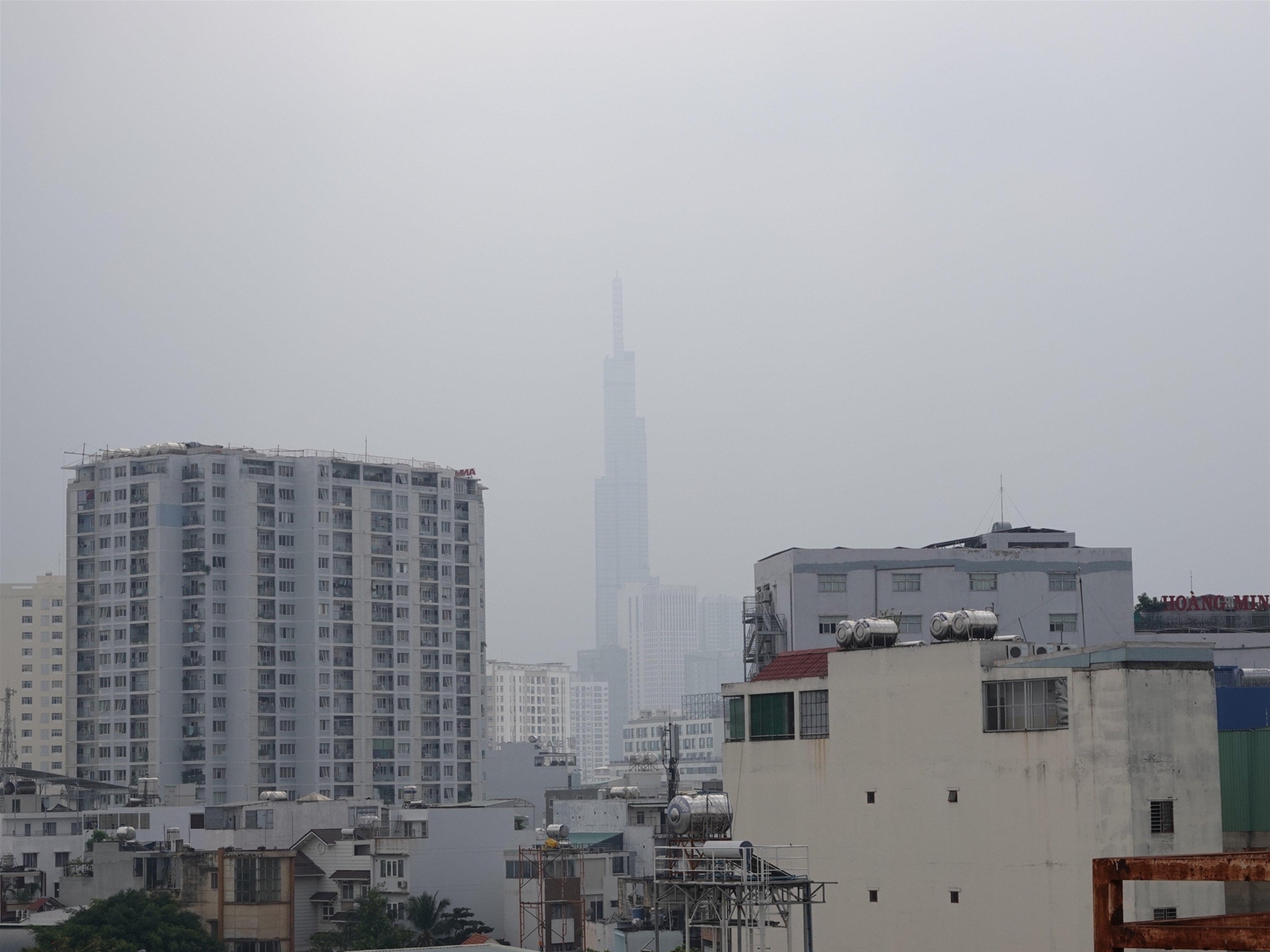 Vì sao bầu trời TP.HCM trắng đục sáng nay?