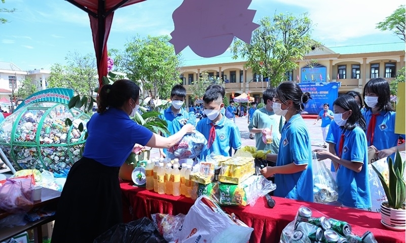 Đến không mang theo nhựa, đi để lại yêu thương