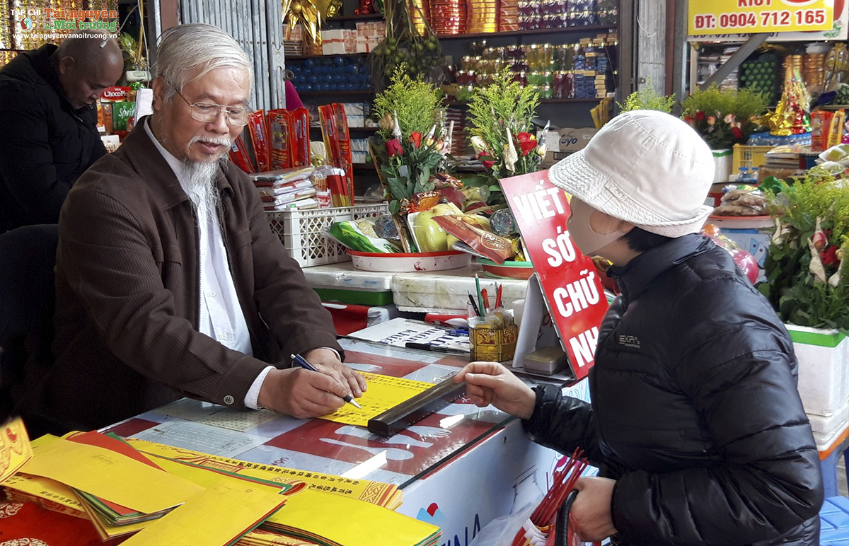 Người dân nô nức đi lễ Phủ Tây Hồ đầu năm cầu may