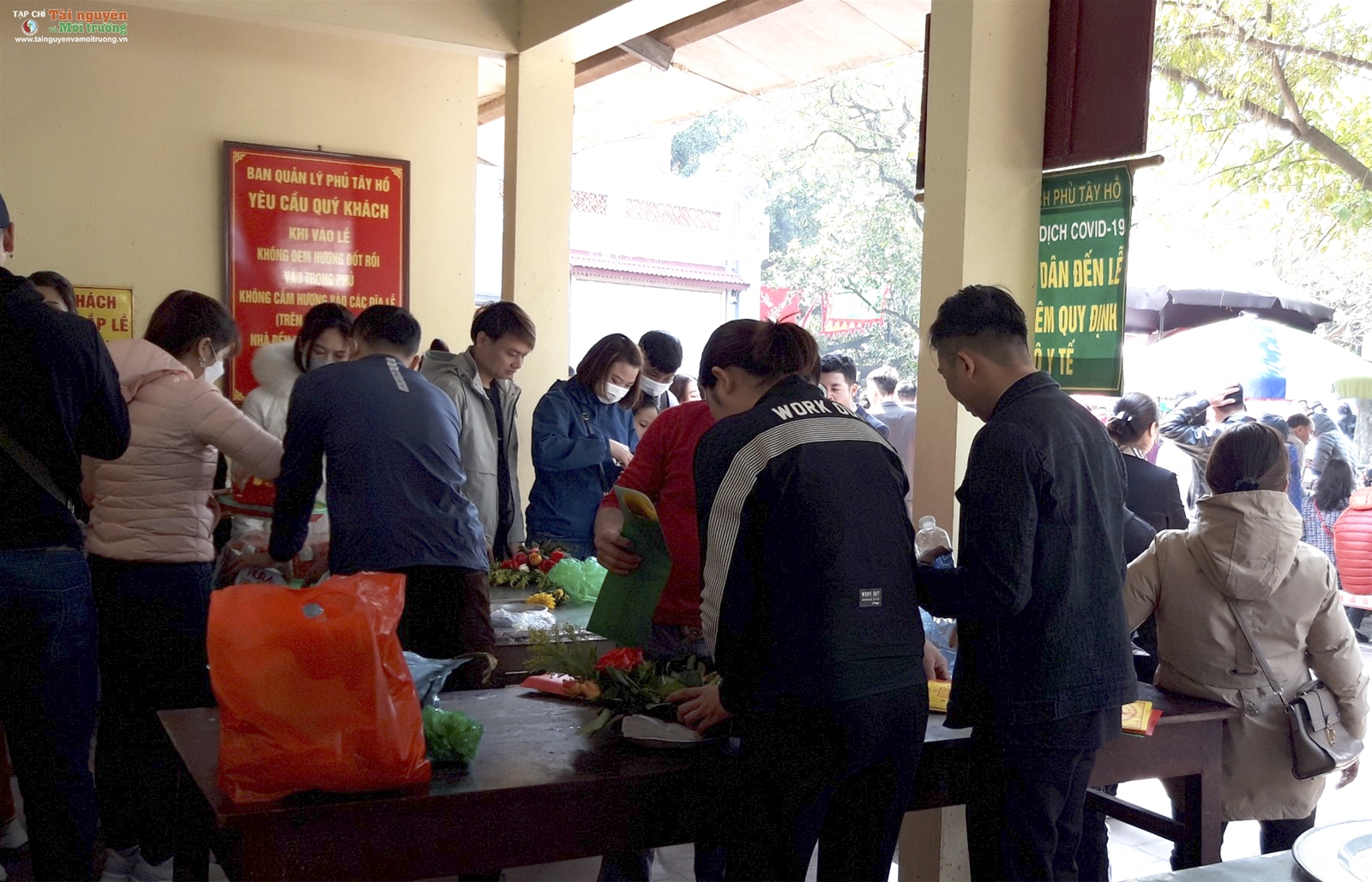 Người dân nô nức đi lễ Phủ Tây Hồ đầu năm cầu may
