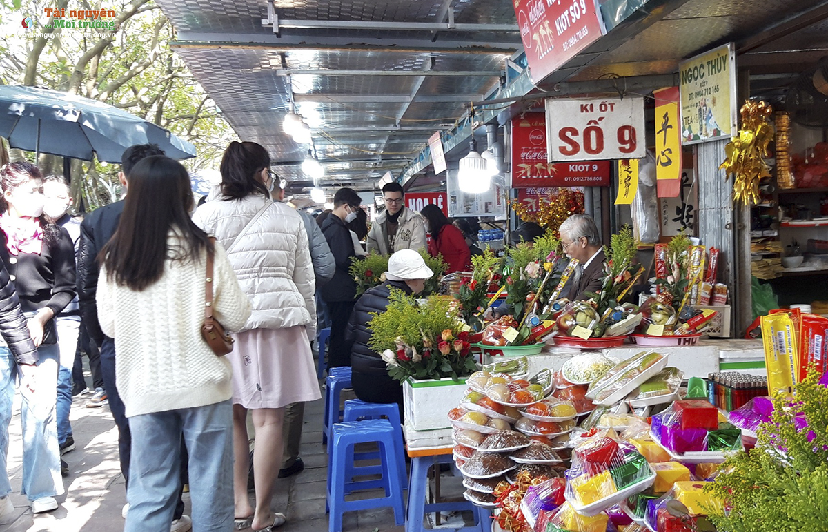Người dân nô nức đi lễ Phủ Tây Hồ đầu năm cầu may