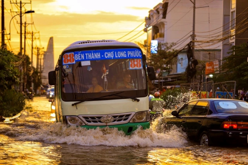 Ngập lụt sau mưa ở các thành phố lớn, câu chuyện không của riêng ai