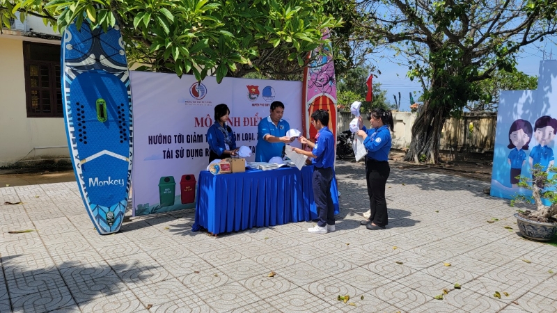 Nnâng cao nhận thức về phân loại rác tại nguồn, giảm thiểu rác thải nhựa tại đảo Phú Quý, tỉnh Bình Thuận