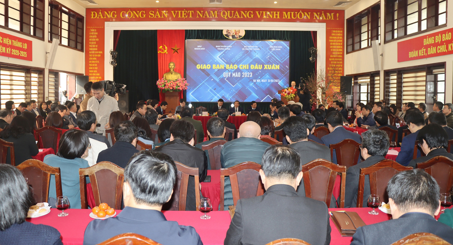Nêu cao ngọn cờ tiên phong, phát huy cao độ tinh thần trách nhiệm