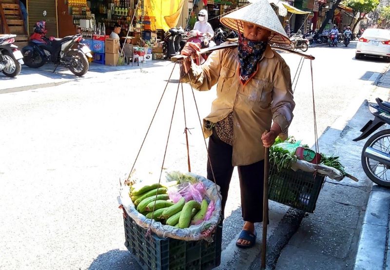 Người dân Hà Nội chật vật mưu sinh dưới nắng nóng