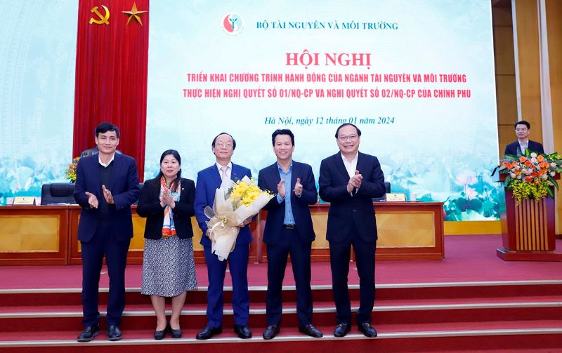 Bộ trưởng Đặng Quốc Khánh: Trao Biểu trưng ghi công và sự ghi nhận những đóng góp của nguyên Thứ trưởng Võ Tuấn Nhân
