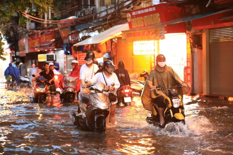 Ngập lụt sau mưa ở các thành phố lớn, câu chuyện không của riêng ai