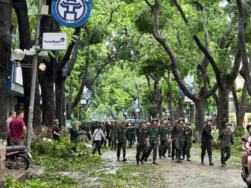Bài 2: Ấm tình trong mắt bão