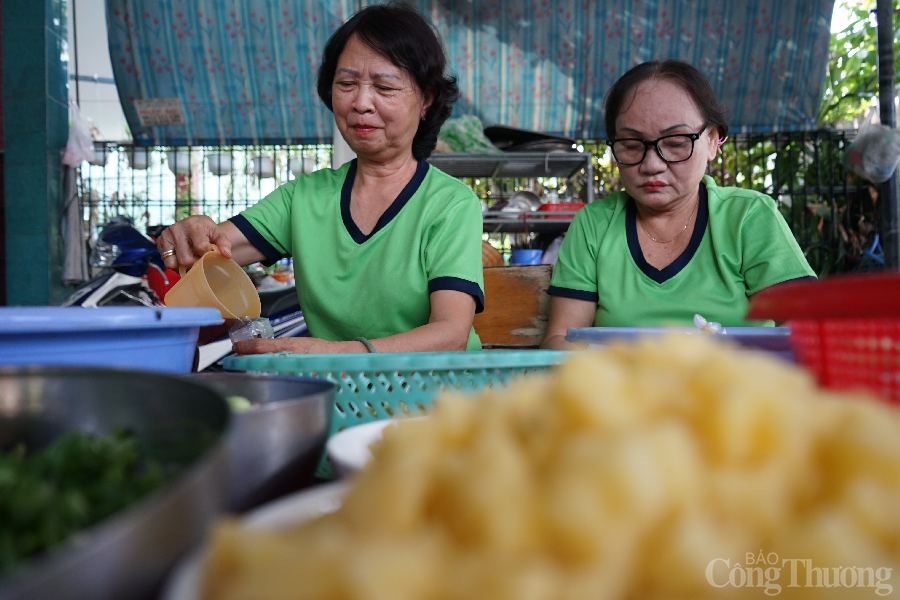 Đà Nẵng: Ấm lòng “bữa cơm 0 đồng” từ hoạt động thu gom rác tại nguồn
