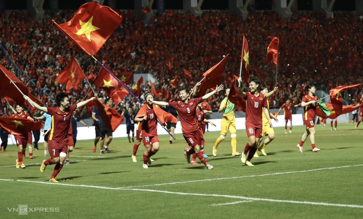 Nữ Việt Nam 'đi bão' trên sân Cẩm Phả