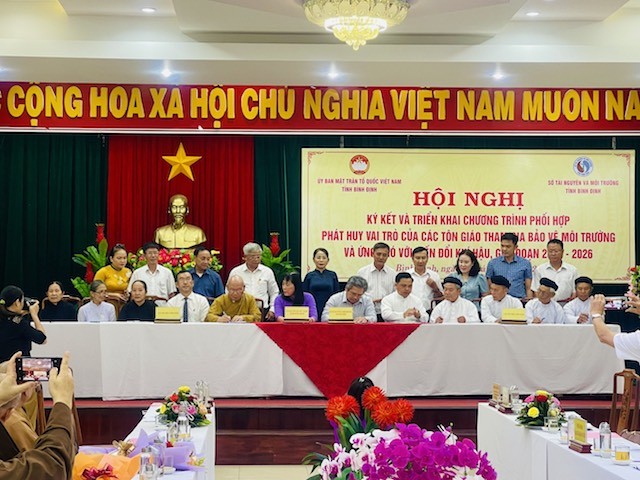 Bình Định: Các tôn giáo ký kết bảo vệ môi trường và ứng phó biến đổi khí hậu giai đoạn 2023-2026