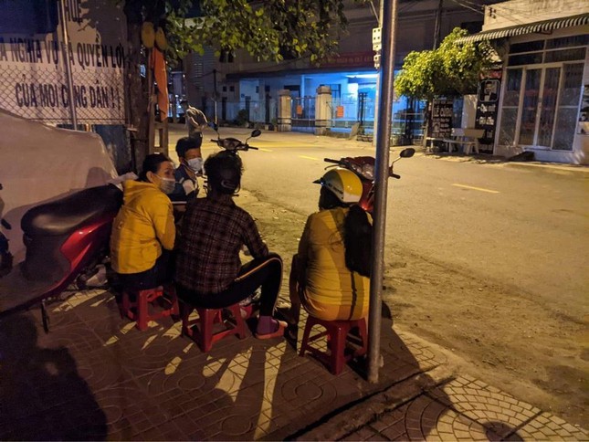 Dân Quảng Ngãi nửa đêm xếp hàng dài chờ làm thủ tục đất đai