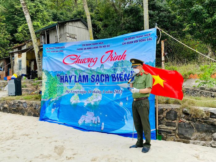 Thanh niên Quảng Ninh chung tay làm sạch môi trường Di sản vịnh Hạ Long