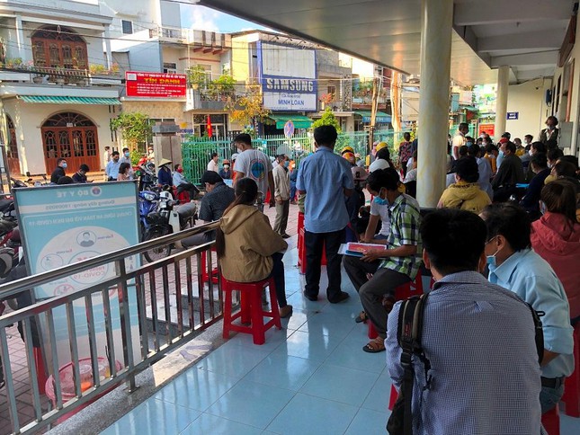 Dân Quảng Ngãi nửa đêm xếp hàng dài chờ làm thủ tục đất đai