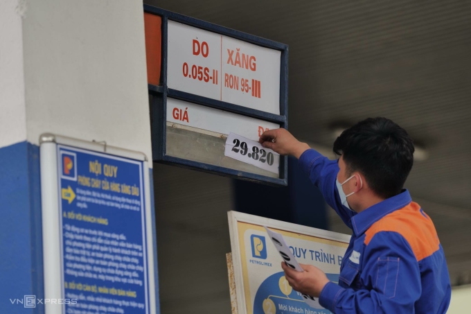 Giá xăng dầu tiếp tục giảm