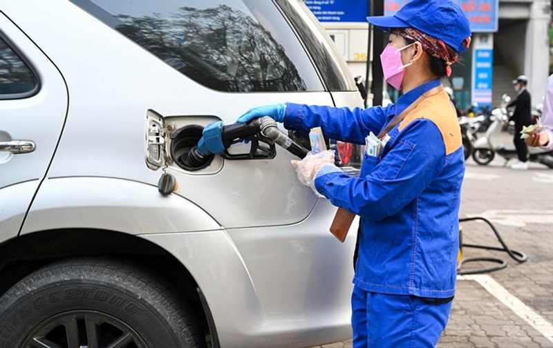 Giá xăng giảm mạnh, RON 95 về mốc 22.500 đồng/lít