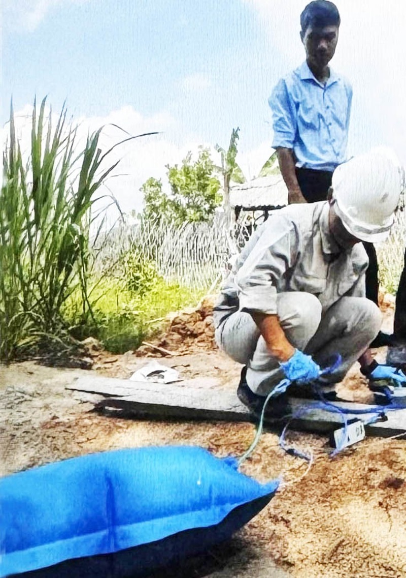 Xác định nguyên nhân khí lạ thoát ra từ giếng, đốt có mùi gas
