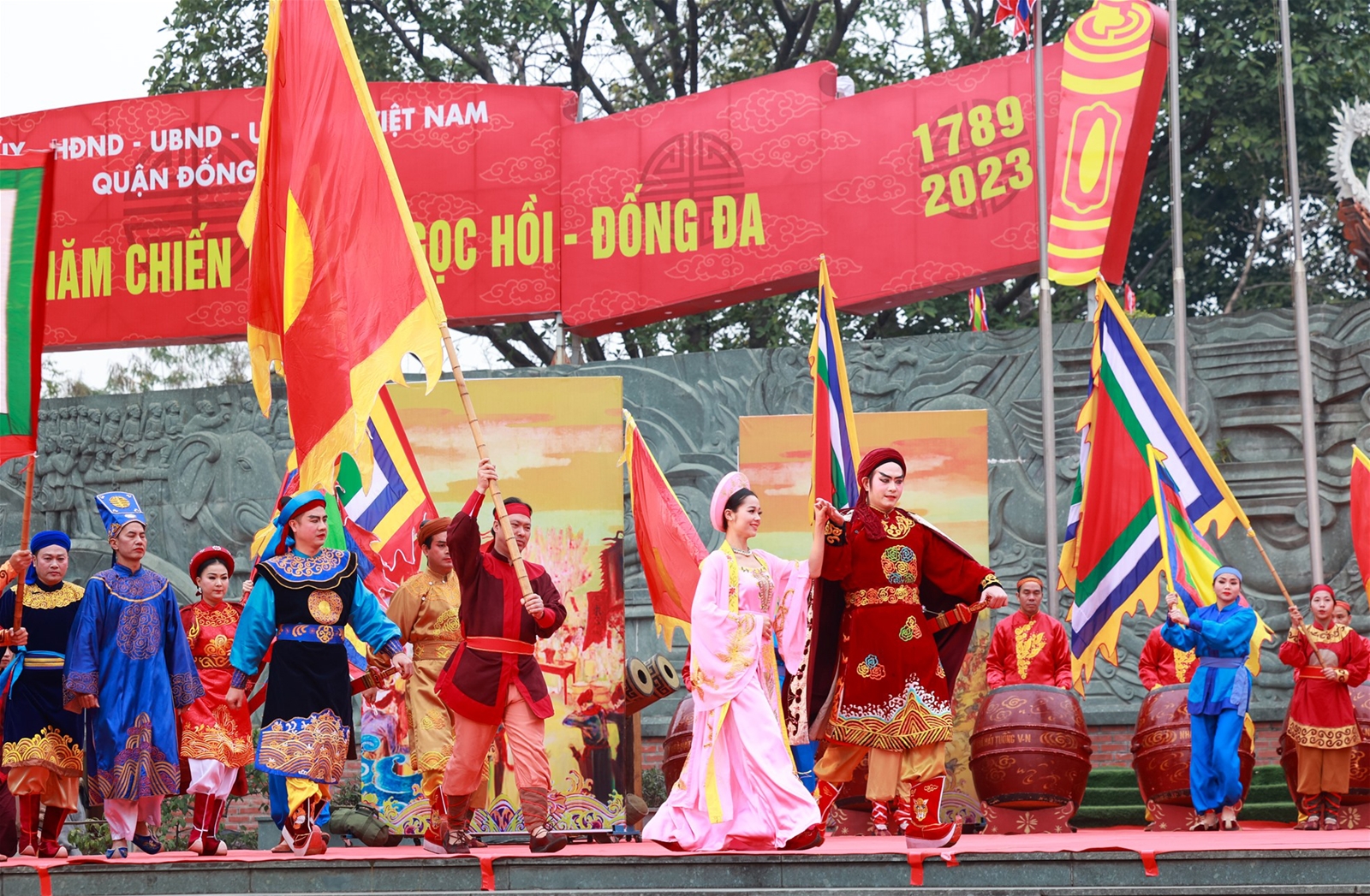 Người dân phấn khởi đến dự khai hội gò Đống Đa Xuân Quý Mão