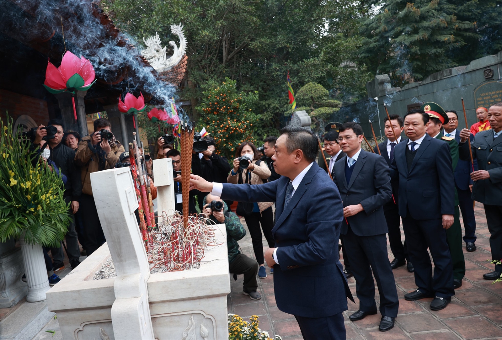 Người dân phấn khởi đến dự khai hội gò Đống Đa Xuân Quý Mão