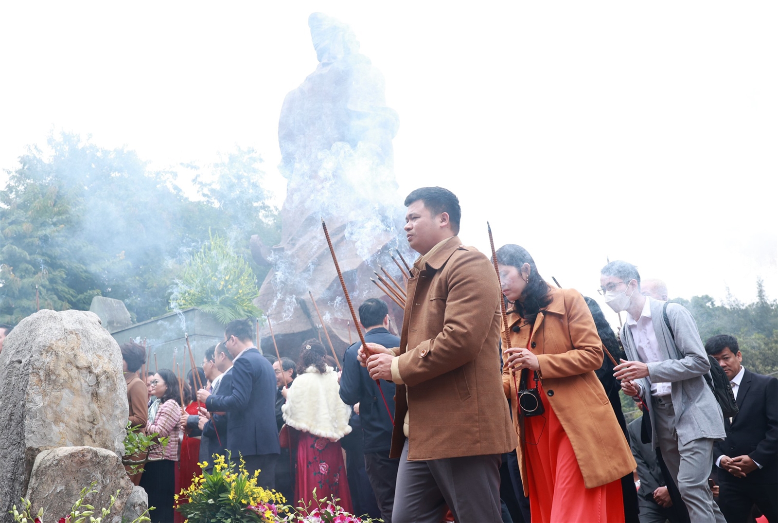 Người dân phấn khởi đến dự khai hội gò Đống Đa Xuân Quý Mão