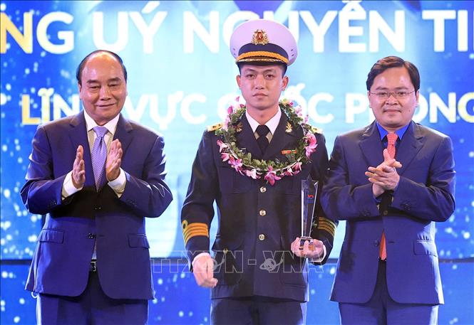 Chủ tịch nước dự Lễ trao giải Gương mặt trẻ Việt Nam tiêu biểu năm 2021