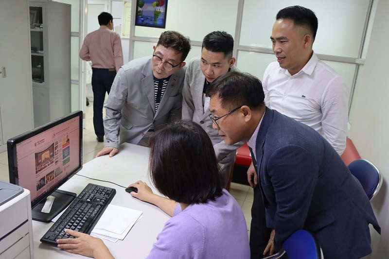 Nhật báo Gyeongnam Maeil Hàn Quốc trao đổi hợp tác với Tạp chí Tài nguyên và Môi trường