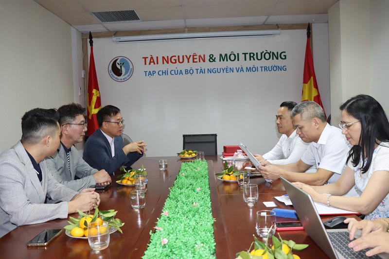 Nhật báo Gyeongnam Maeil Hàn Quốc trao đổi hợp tác với Tạp chí Tài nguyên và Môi trường