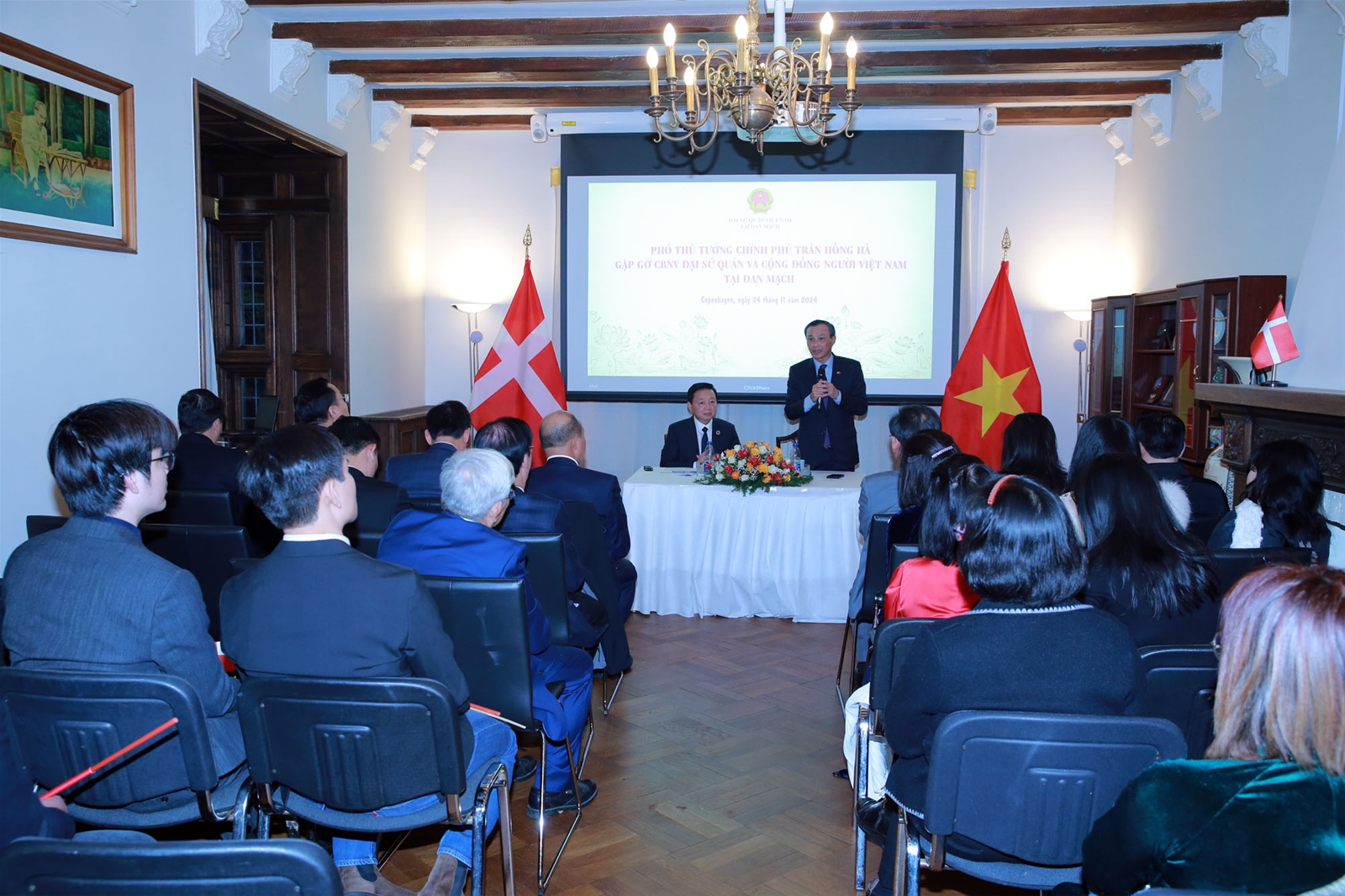 Phó Thủ tướng Trần Hồng Hà gặp gỡ bà con kiều bào tại Đan Mạch