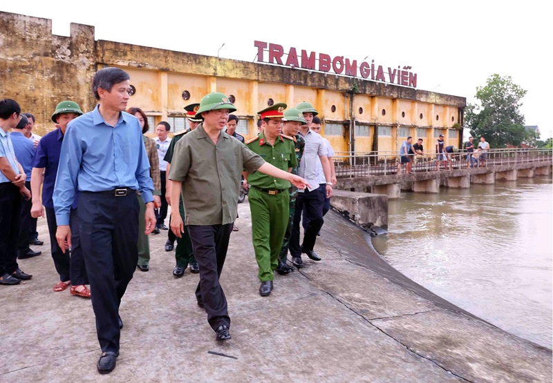 Phó Thủ tướng Trần Hồng Hà kiểm tra phương án thoát lũ sông Hoàng Long (Ninh Bình)