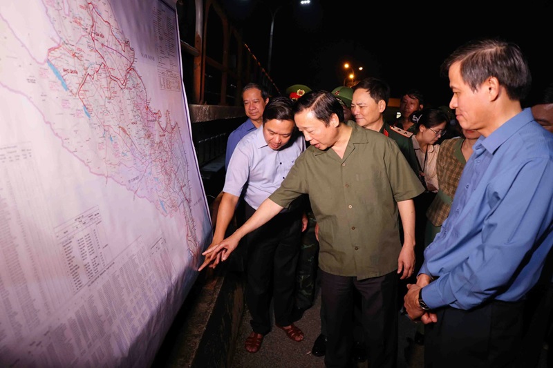 Phó Thủ tướng Trần Hồng Hà kiểm tra phương án thoát lũ sông Hoàng Long (Ninh Bình)